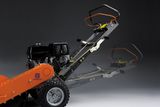 "Husqvarna" statybinio gaminio vaizdas iš šono su reguliuojamomis rankenų padėtimis.