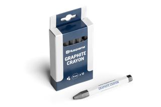 Vue de face d’une boîte de crayons en graphite Husqvarna avec un crayon exposé à l’extérieur.