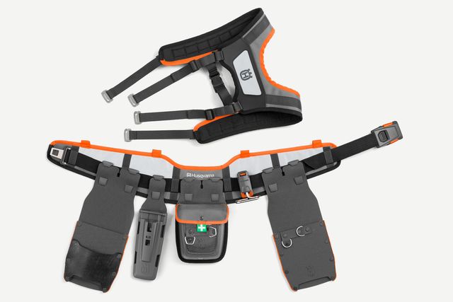 Vue de face d’une ceinture de travail Husqvarna avec plusieurs poches et bretelles réglables.