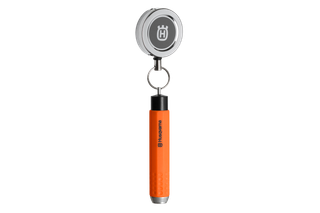 Vue de face d’un porte-clés de marque Husqvarna avec une poignée orange.