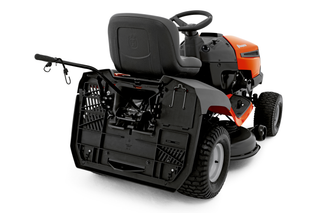 Vista traseira de um trator corta-relva Husqvarna com sistema de recolha de relva.