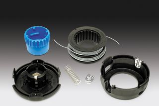 Součásti strunové hlavy včetně cívky, pružiny a krytu.