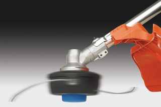 Detailní záběr na pohybující se strunovou hlavu, který ukazuje její design a funkčnost.