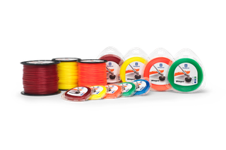 Pogled spreda na različite Huskvarna trimer linije u različitim bojama i pakovanju.