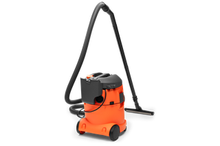 HUSQVARNA WDC325L Aspirateur eau et poussière. Vue latérale d’un aspirateur de chantier avec un long tuyau et une base à roulettes.