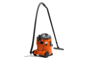 HUSQVARNA WDC220 Aspirateur eau et poussière. Vue latérale d’un aspirateur industriel avec un long tuyau et une buse.