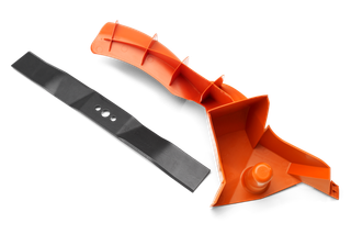 Вигляд зверху леза газонокосарки й помаранчевої захисної кришки.