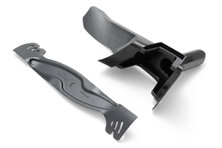 Zāles pļāvēja asmens un tā aizsargvāka augšējais skats.