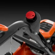 Tagliaerba Husqvarna LB 246E. Vista ravvicinata della maniglia di un tagliaerba con pulsante avvio rosso.