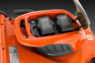 Vue de dessus d’une tondeuse autoportée Husqvarna présentant son compartiment à deux batteries.