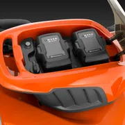 Вид зверху на косарку-трактор Husqvarna з відсіком для подвійного акумулятора.