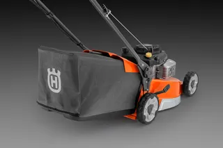 Stranski pogled na kosilnico Husqvarna z vrečo za zbiranje trave.