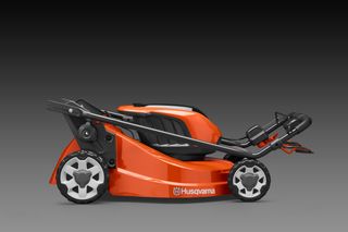 Vue latérale d’une tondeuse à batterie Husqvarna.