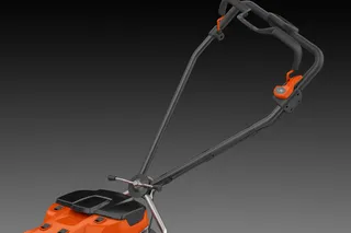 Sidovy av en batteridriven Husqvarna-gräsklippares handtag och kontrollpanel.
