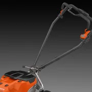 Sidovy av en batteridriven Husqvarna-gräsklippares handtag och kontrollpanel.