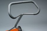 Close-up van het handvat van een grasmaaier met ergonomisch ontwerp.