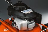 Primer plano del motor de un cortacésped Husqvarna con la marca visible.