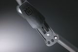 Nahaufnahme eines Husqvarna-Griffanbaugeräts mit sichtbarem Logo.