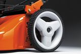 Vista de cerca de la rueda de un cortacésped Husqvarna con un dibujo detallado de la banda de rodadura.