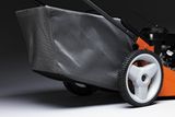 Primer plano de la rueda trasera de un cortacésped y la bolsa de recogida de hierba.