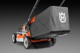 Vue arrière d’une tondeuse Husqvarna avec sac de collecte de gazon.