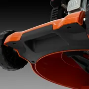 Zbliżenie na urządzenie tnące i koła kosiarki.