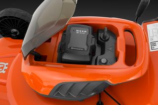 Vue de dessus d’une tondeuse Husqvarna présentant le compartiment de la batterie.