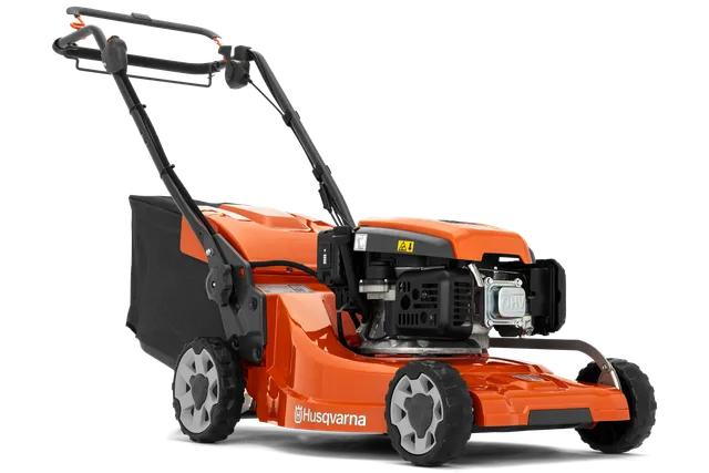 Sivukuva Husqvarna-ruohonleikkurista, jossa näkyy moottori ja ruohonkeräyspussi.