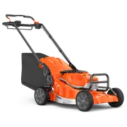 Vue latérale d’une tondeuse à batterie Husqvarna avec un sac de collecte de l’herbe.