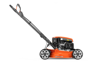 Husqvarna LB 244E. Vue latérale d’une tondeuse poussée Husqvarna avec moteur et poignée visibles.