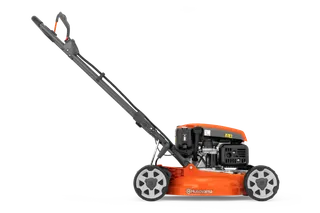 Husqvarna LB 244E. Seitenansicht eines Husqvarna Rasenmähers mit sichtbarem Motor und Handgriff.