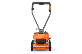 Achteraanzicht van een Husqvarna grasmaaier met zijn handvat en wielen.