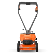 Achteraanzicht van een Husqvarna grasmaaier met zijn handvat en wielen.