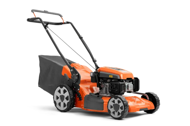 Vista lateral de un cortacésped Husqvarna con una bolsa de recogida de hierba.