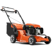 Вид збоку на газонокосарку Husqvarna, на якій видно її двигун і колеса.