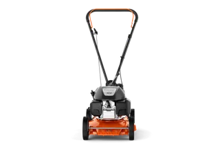HUSQVARNA KLIPPO LB 442. En gressklipper sett bakfra med synlig håndtak og hjul.