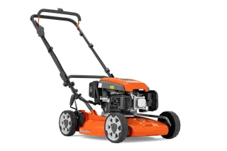 Husqvarna LB 244E. Seitenansicht eines Husqvarna Rasenmähers mit sichtbarem Motor und Handgriff.