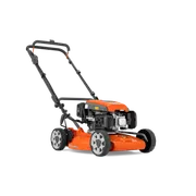 Husqvarna LB 244E. Seitenansicht eines Husqvarna Rasenmähers mit sichtbarem Motor und Handgriff.