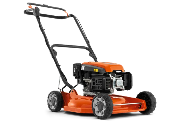Tagliaerba Husqvarna LB 246E. Vista laterale di un tagliaerba con motore e piatto di taglio visibili.