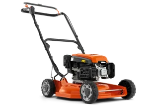 Tagliaerba Husqvarna LB 246E. Vista laterale di un tagliaerba con motore e piatto di taglio visibili.