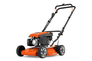 Husqvarna LB 244E. Vue latérale d’une tondeuse Husqvarna avec poignée ergonomique et roues robustes.