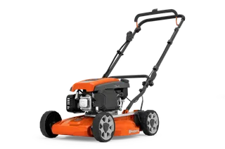 Husqvarna LB 244E. Seitenansicht eines Husqvarna Rasenmähers mit ergonomischem Griff und robusten Rädern.