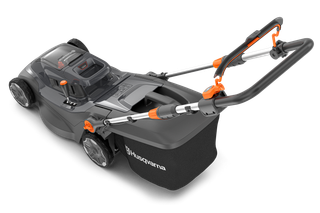 Vue latérale d’une tondeuse à batterie Husqvarna avec poignée ergonomique.