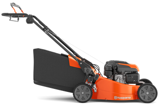 Vue latérale d’une tondeuse Husqvarna avec un sac de ramassage d’herbe.