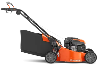 Zijaanzicht van een Husqvarna grasmaaier met een grasopvangzak.