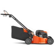 Zijaanzicht van een Husqvarna grasmaaier met een grasopvangzak.