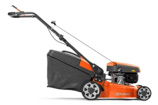 Zijaanzicht van een Husqvarna grasmaaier met grasopvangzak.