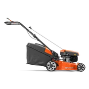 Zijaanzicht van een Husqvarna grasmaaier met grasopvangzak.