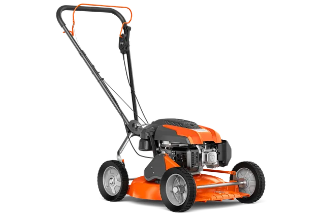 Vy från sidan av en Husqvarna gågräsklippare med ergonomiskt handtag och stadiga hjul.