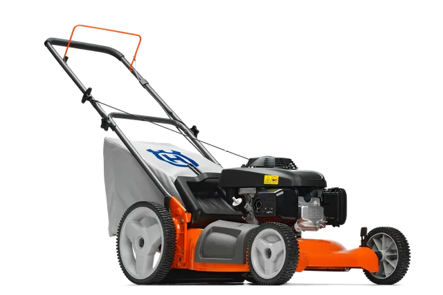 Husqvarna 7021P. Vue latérale d’une tondeuse à gazon Husqvarna avec sac de collecte de l’herbe.
